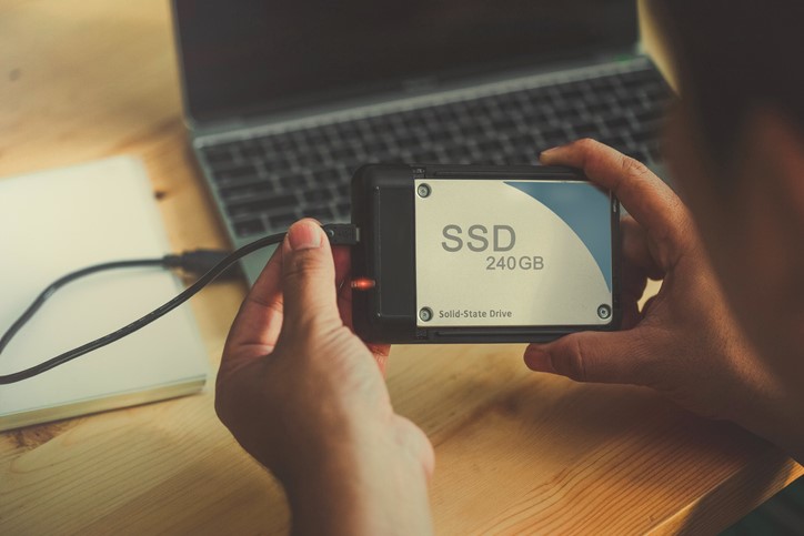 حافظه‌های SSD تا 10 برابر سریع‌تر از هاردهای HDD هستند.